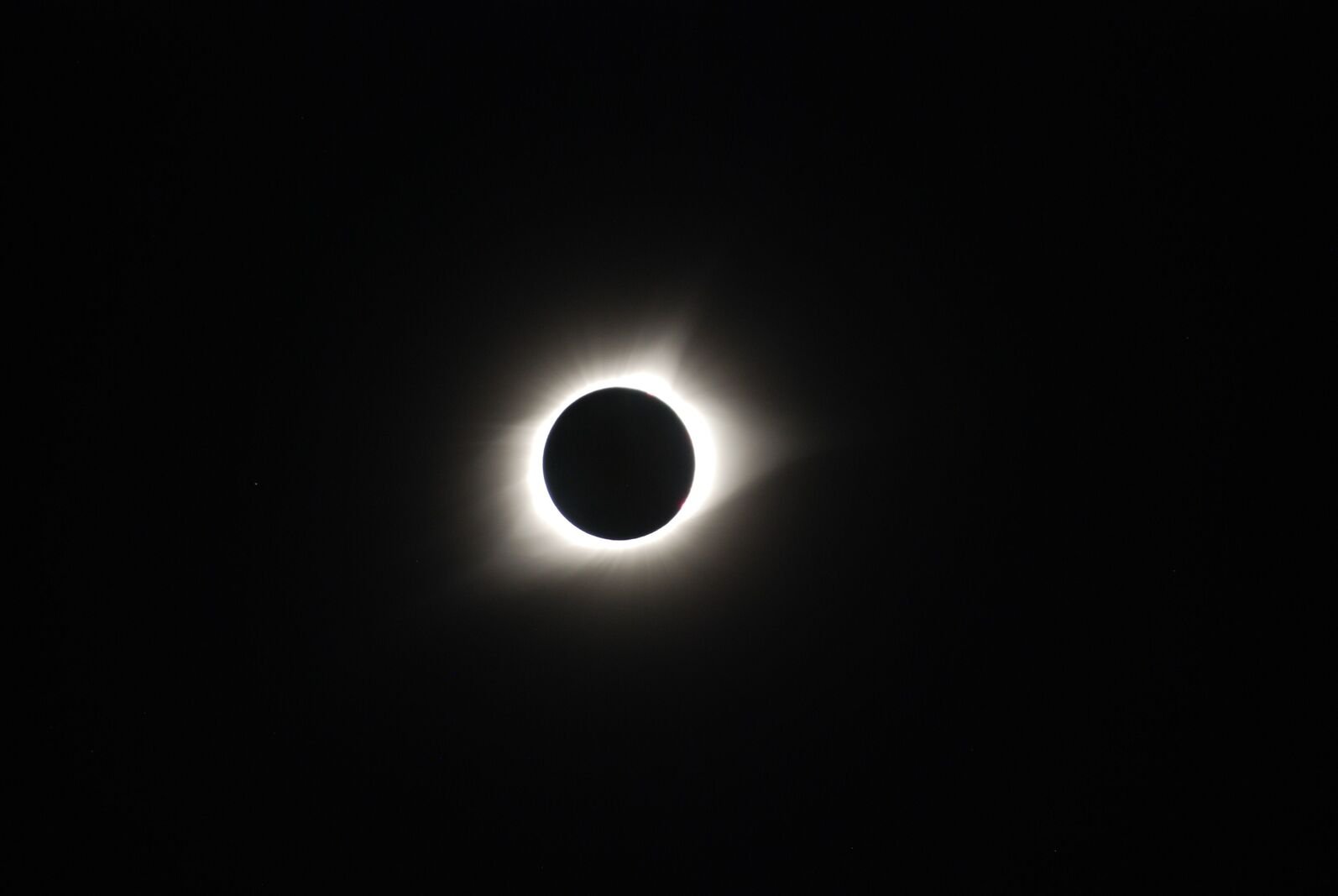Corona solar visible durante la totalidad de un eclipse solar total