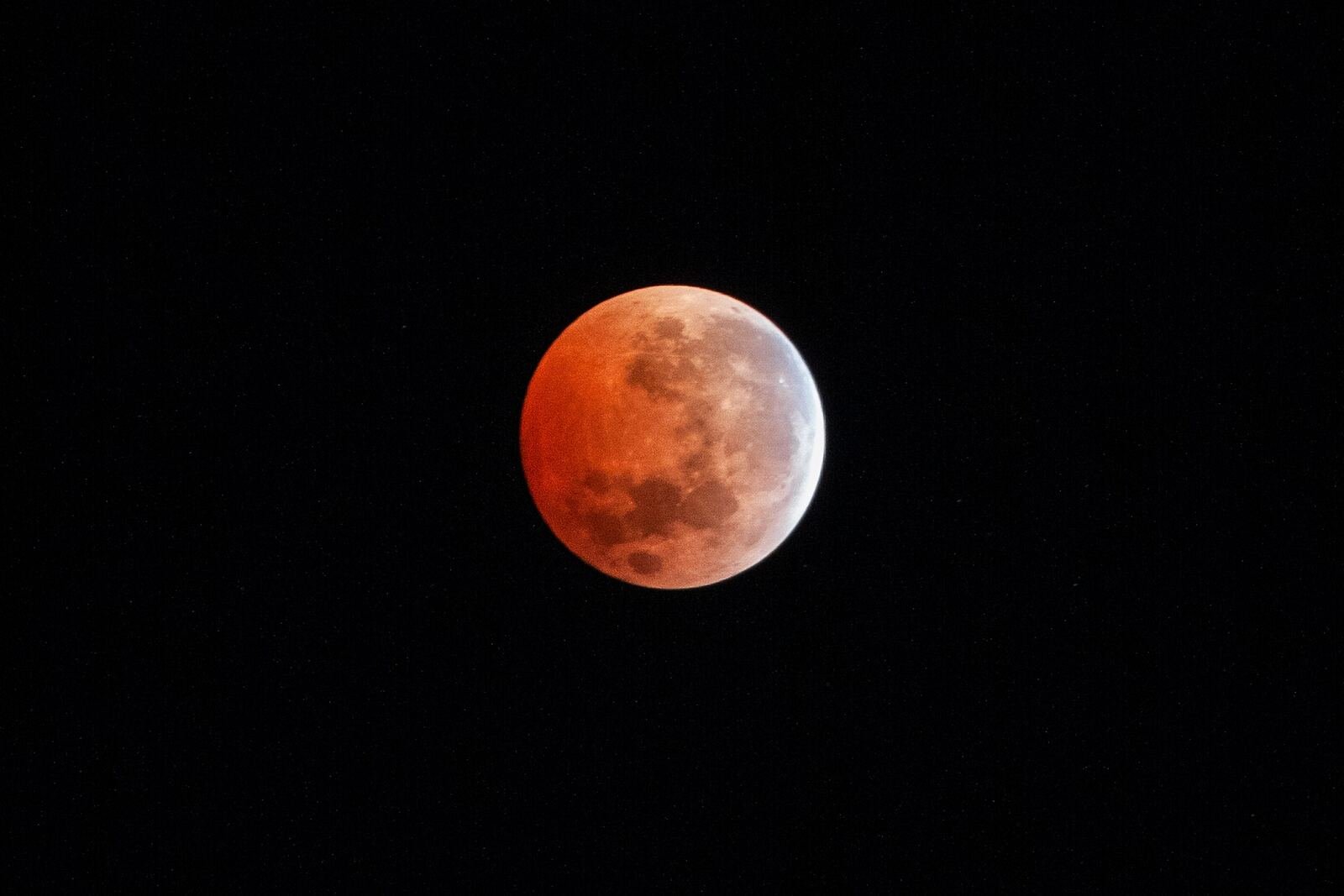 Luna llena rojiza durante un eclipse lunar, la Luna del Esturión de agosto