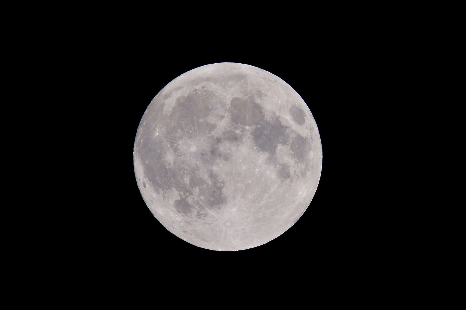 Luna llena en el cielo nocturno, la Luna del Ciervo de julio