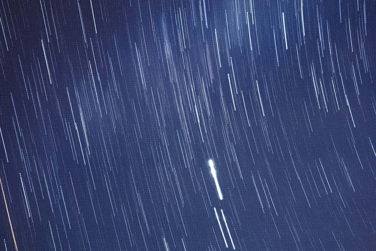 Rastros de estrellas en el cielo nocturno durante una lluvia de meteoros